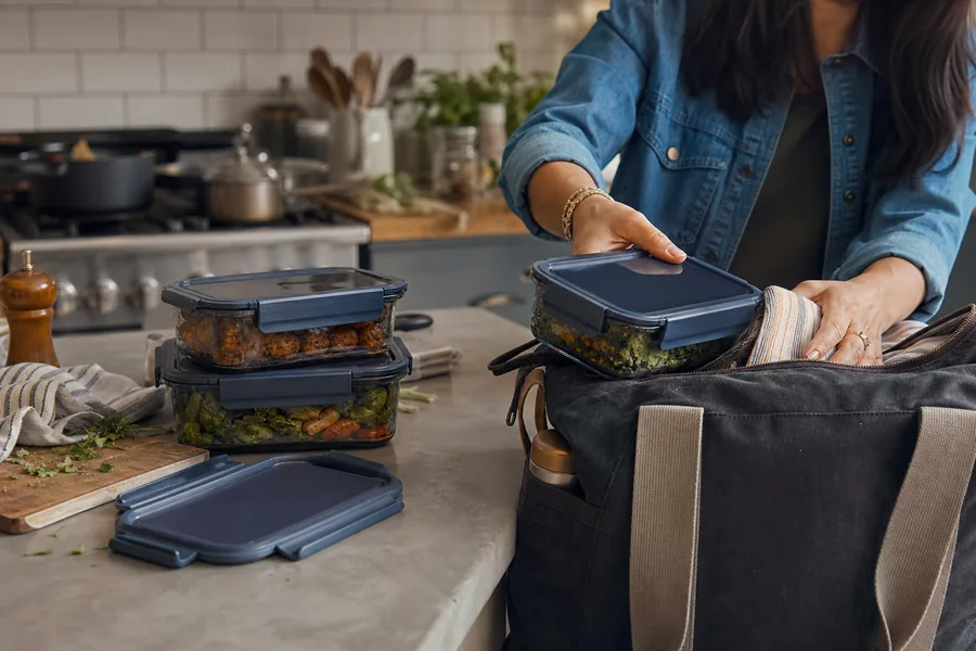 meal preppers and families comparing leakproof food storage containers for sunday leftovers become Monday lunch, then the container travels home in a crowded bag.